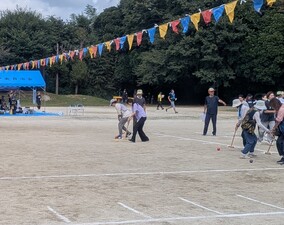 競技に参加している芝田市長(写真)