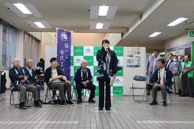 開会式で挨拶する芝田市長(写真)