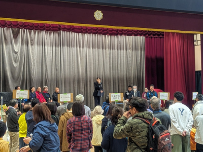 開会式で挨拶する芝田市長(写真)