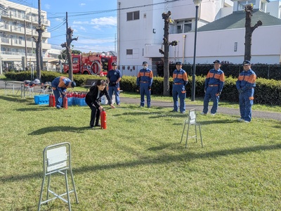 消火器の訓練に参加する芝田市長(写真)