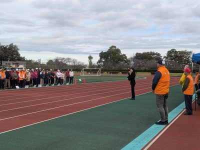 選手を前に挨拶する芝田市長（写真）