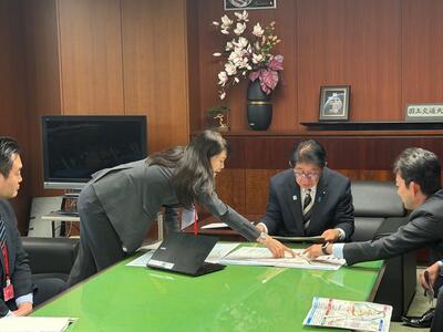 北千葉道路について金子国土交通大臣に説明する芝田市長（写真）