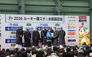 新入団選手から転入届を受け取る様子(写真)