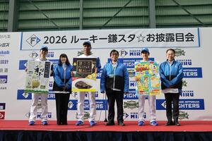 記念品の贈呈(写真)