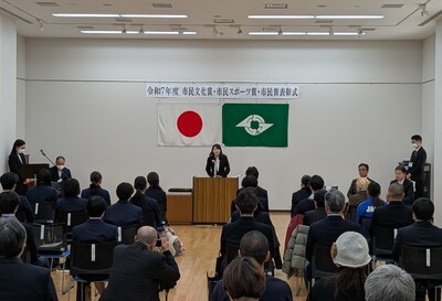 表彰式で挨拶する芝田市長（写真）