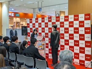 賞状授与の様子（写真）