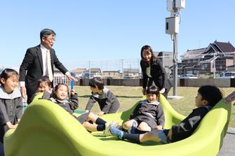 遊具で遊ぶ園児たち（写真）