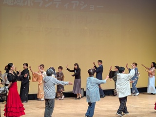 舞踊の様子(写真)