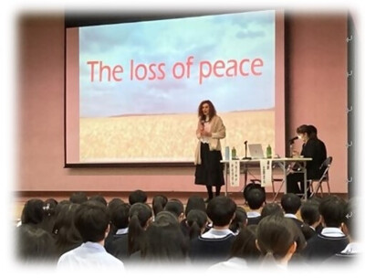 鎌ケ谷高校　人権講演会でオルガさんが登壇している写真