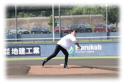 始球式で芝田市長が投球する様子(写真）