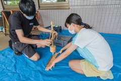 こどもが火おこしに挑戦している様子(写真)