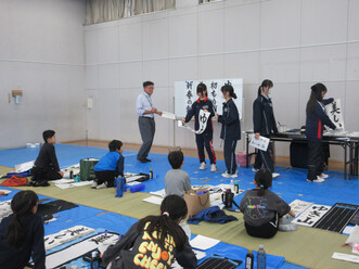 こども書き初め講座の様子(写真)